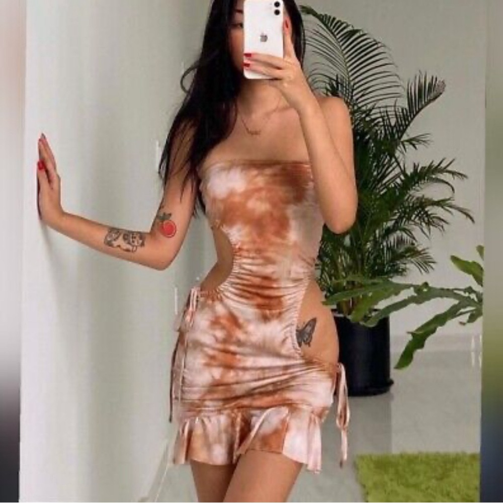 I AM GIA FREYR IN TAN TIE DYE DRESS.